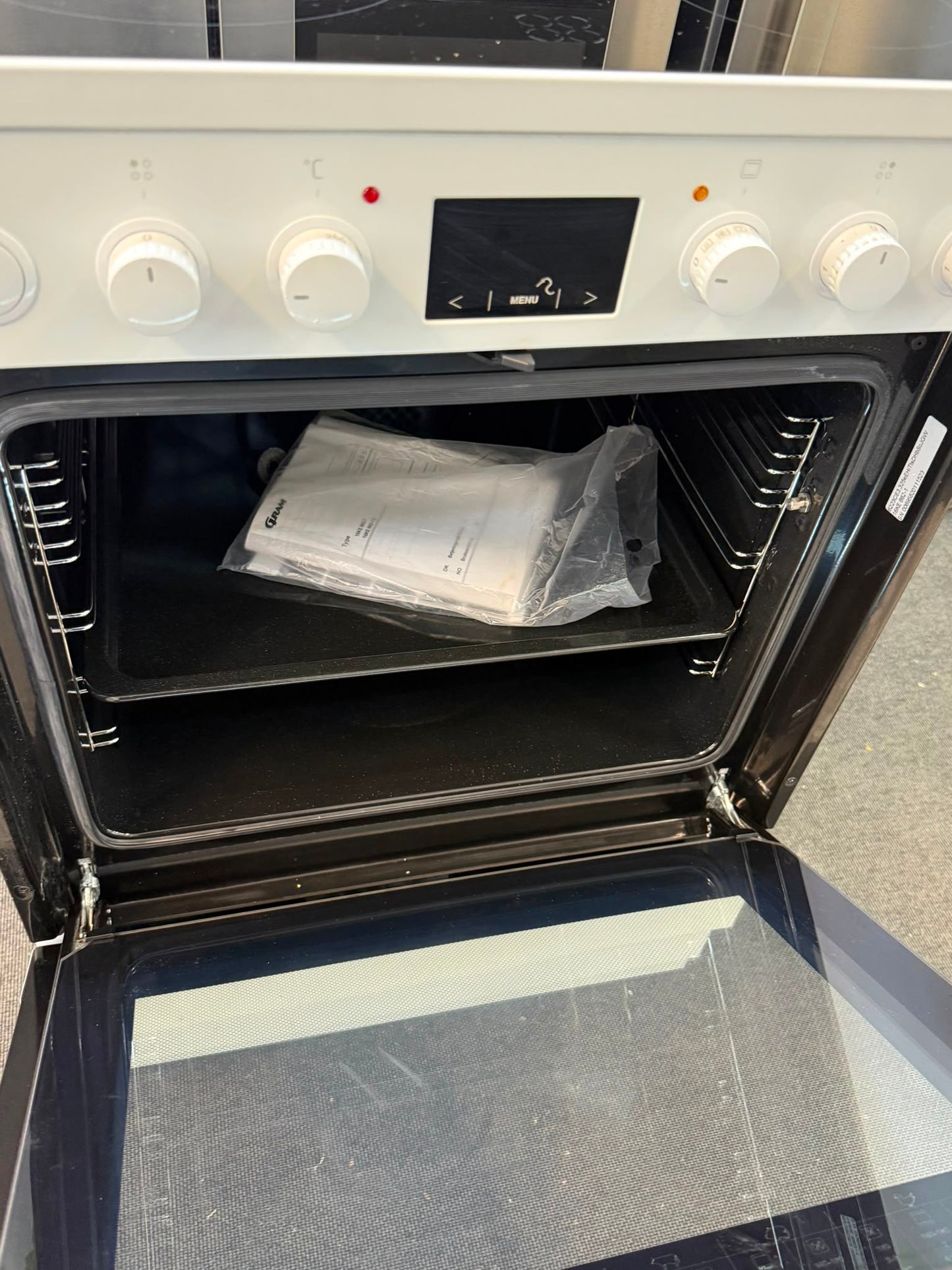 🍳 Gram Spis med Glaskeramikhäll – Stilren & Pålitlig!