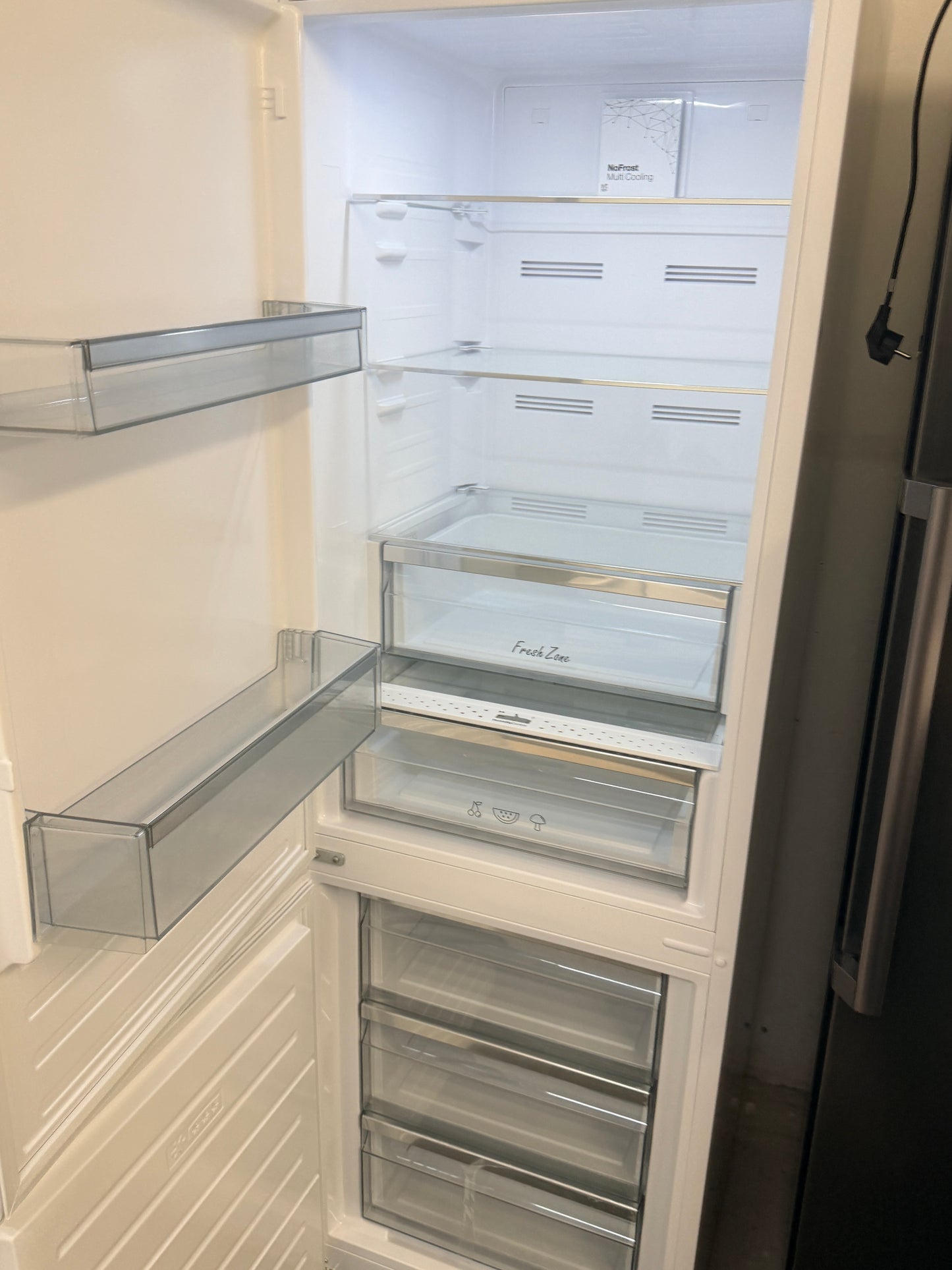 ❄️ Vestfrost Kyl/Frys NoFrost – Kvalitet och smart förvaring! ❄️