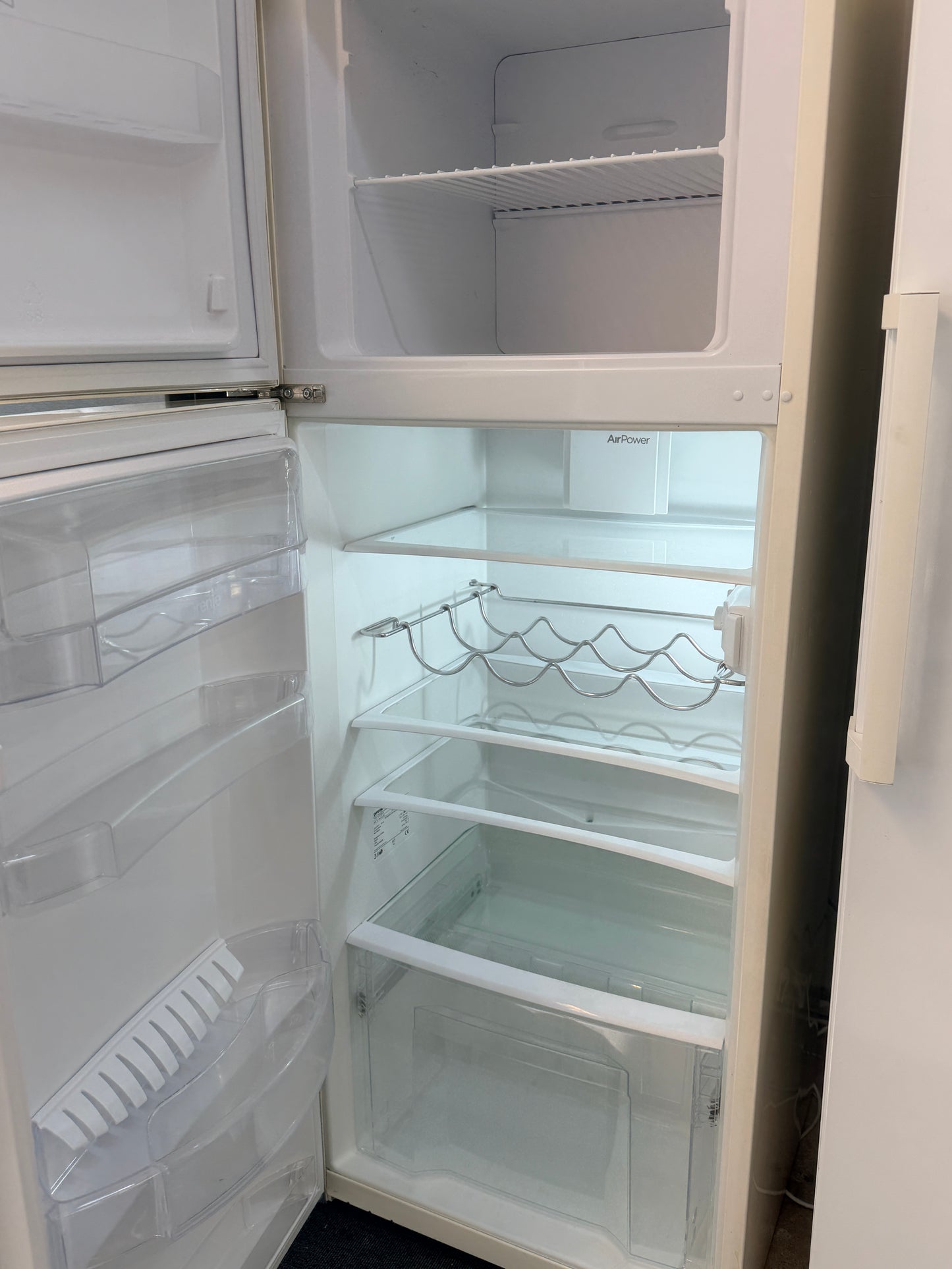 🌟 Gorenje Retro kyl/frys – elegant design i creme! 🌟