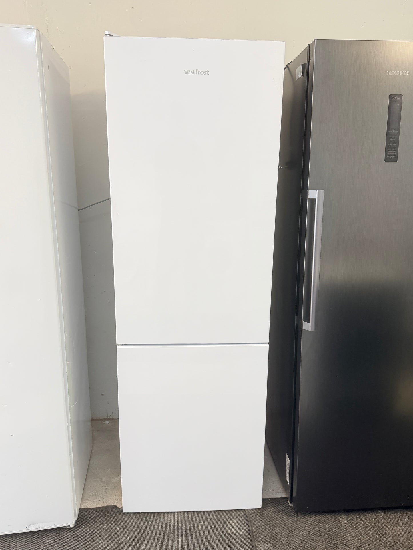 ❄️ Vestfrost Kyl/Frys NoFrost – Kvalitet och smart förvaring! ❄️
