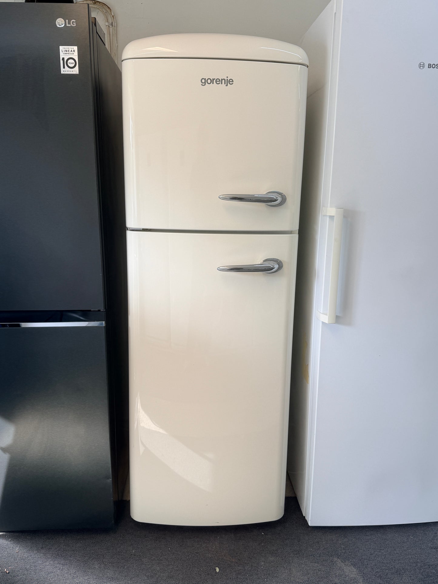 🌟 Gorenje Retro kyl/frys – elegant design i creme! 🌟