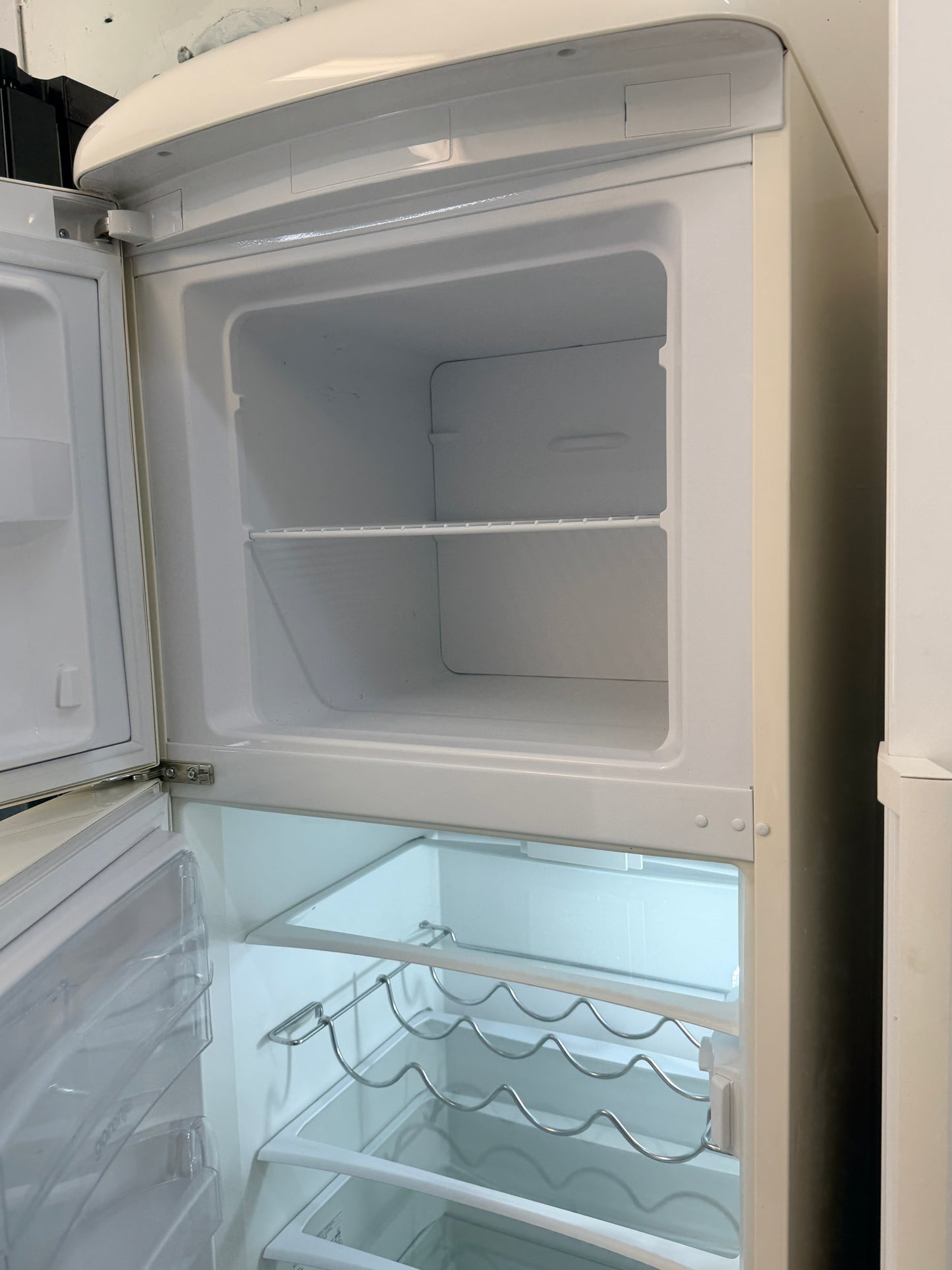 🌟 Gorenje Retro kyl/frys – elegant design i creme! 🌟