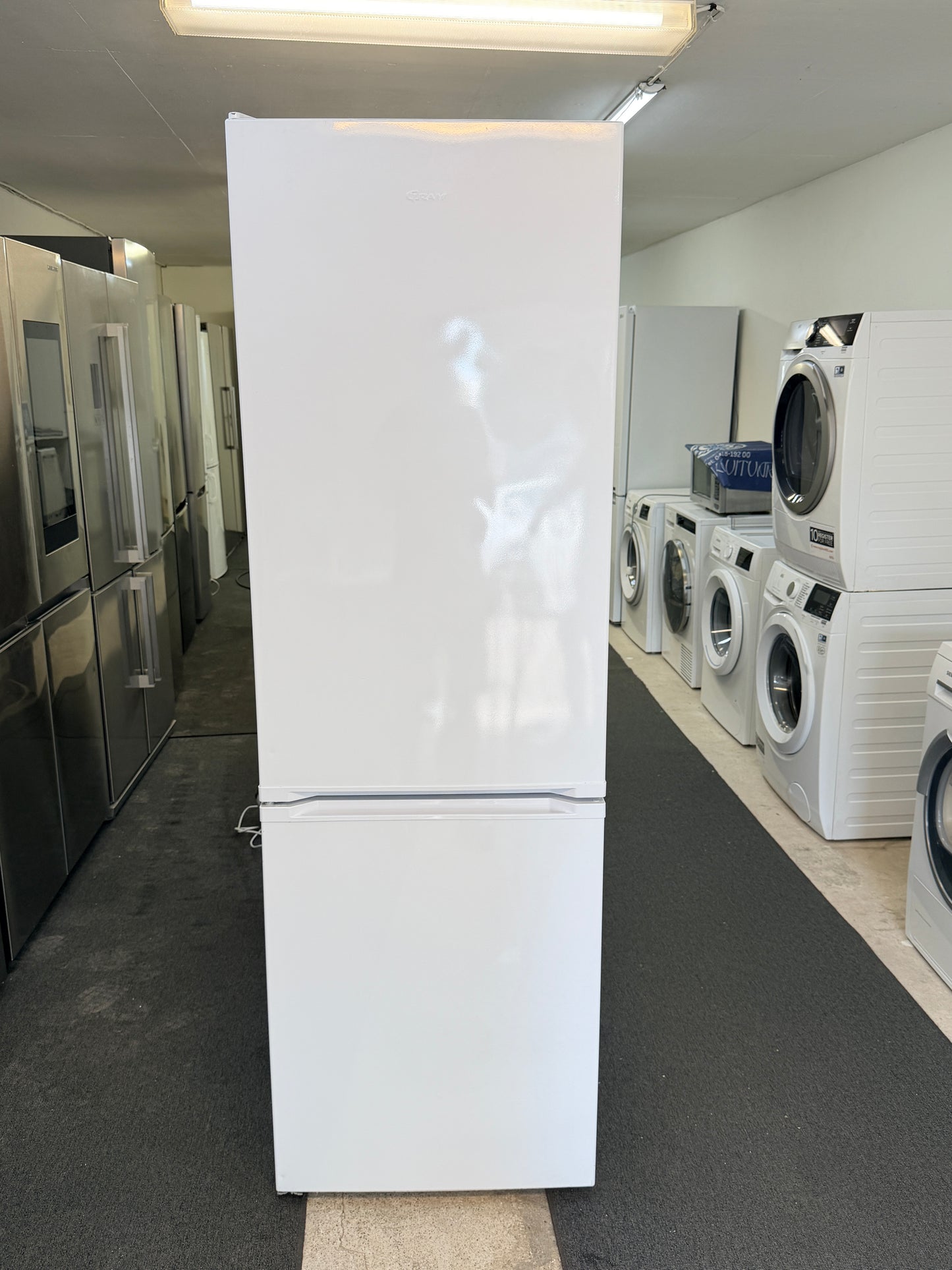 Gram KF 411864 N/1 – Rymlig kyl/frys i stilren vit design