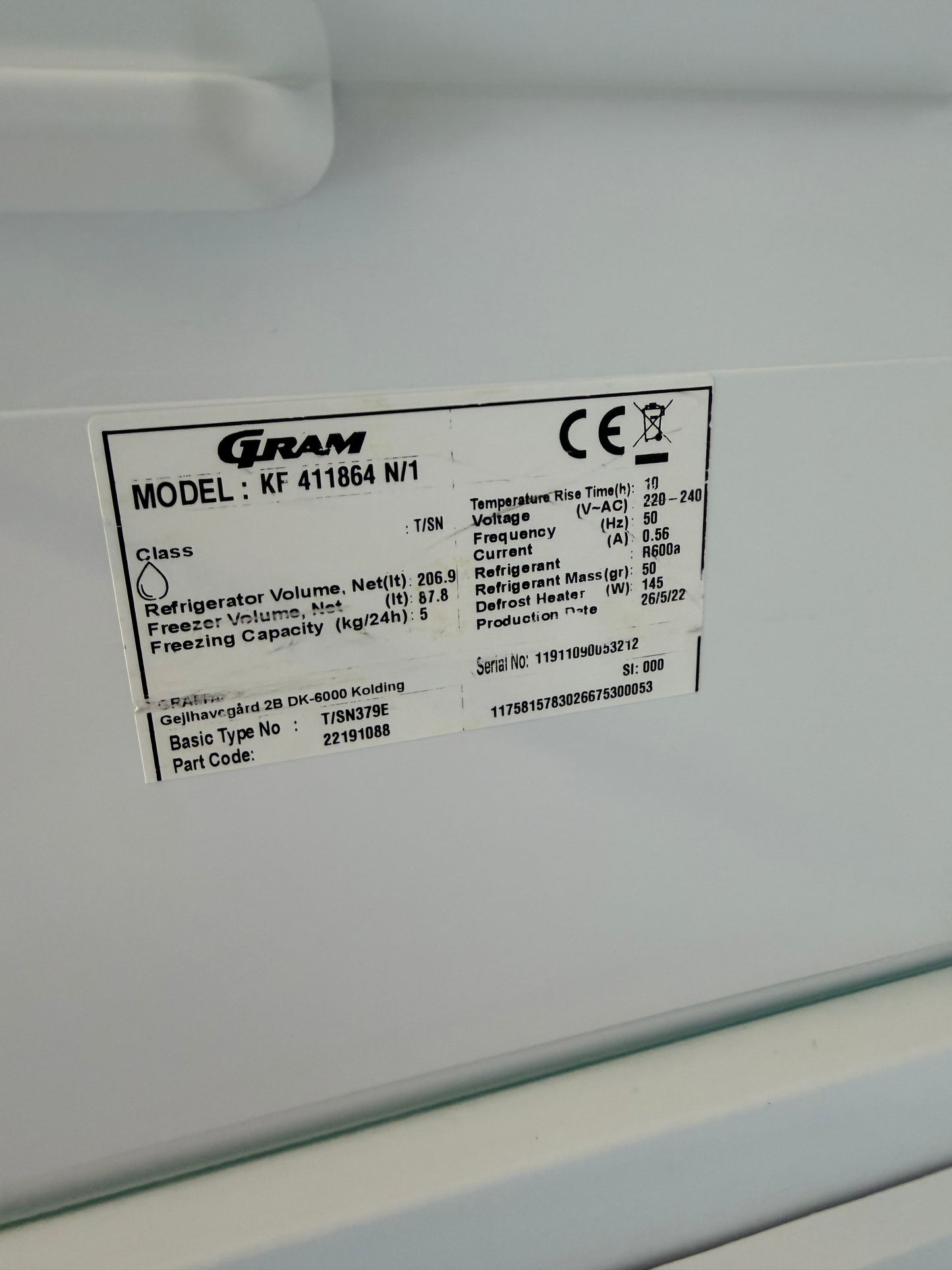 Gram KF 411864 N/1 – Rymlig kyl/frys i stilren vit design