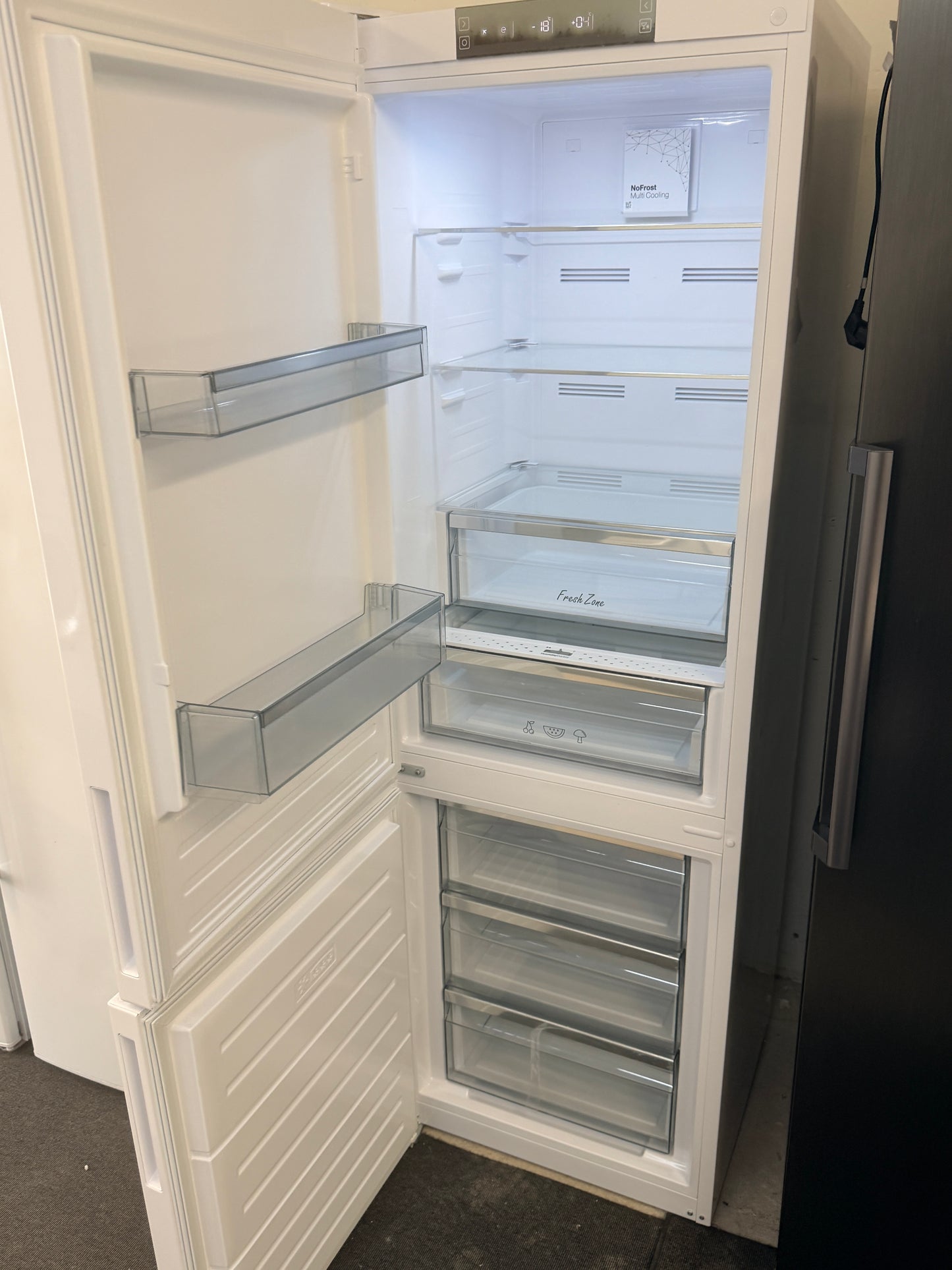❄️ Vestfrost Kyl/Frys NoFrost – Kvalitet och smart förvaring! ❄️