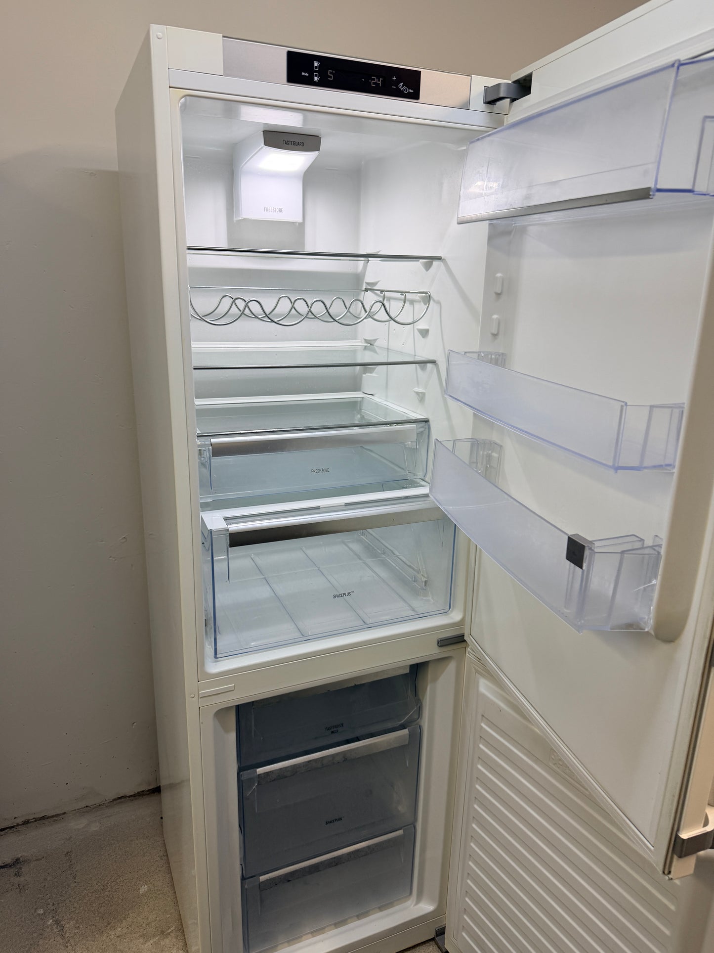 ❄️ Electrolux kyl/frys med No Frost – rymlig och energieffektiv!